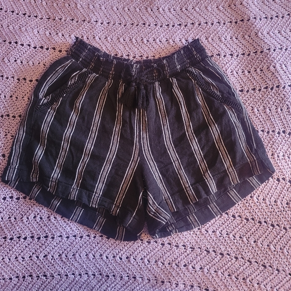 ✨️3 for $15✨️ Linen blend striped shorts -Size Medium - Picture 1 of 6